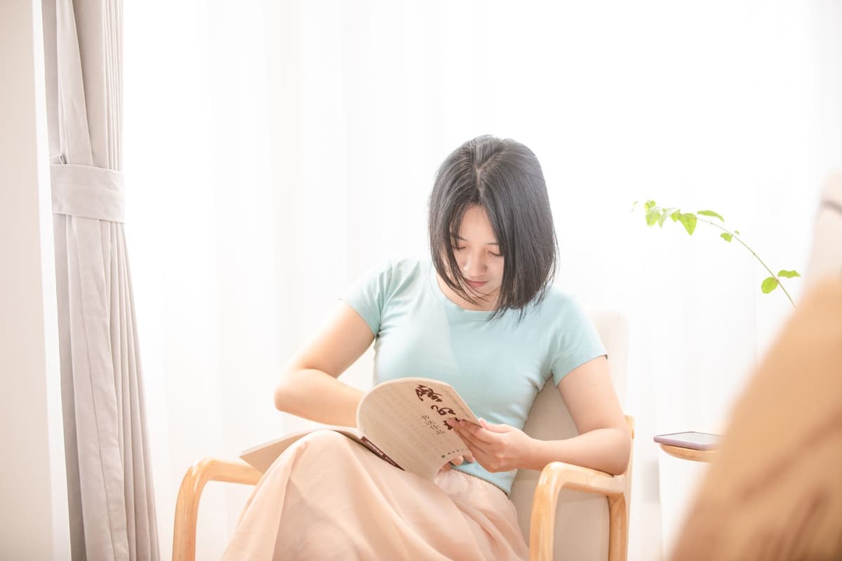 スマートフォンで整骨院のオンライン予約をする患者のイメージ、SNS連携と予約システムで集患継続